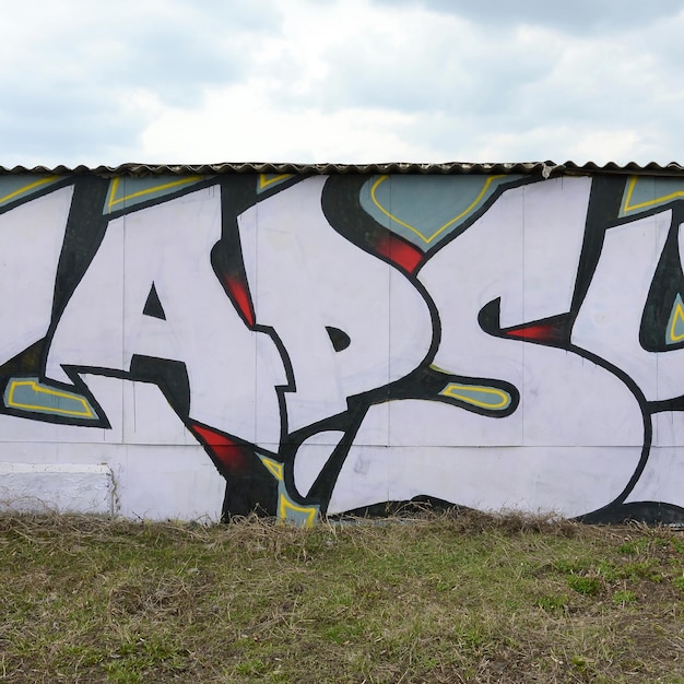 Fragmento de pinturas de graffiti de arte callejero coloreado con contornos y sombreado de cerca