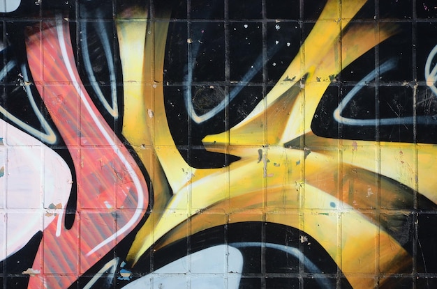 Fragmento de pinturas de graffiti de arte callejero de colores con contornos y sombras de cerca
