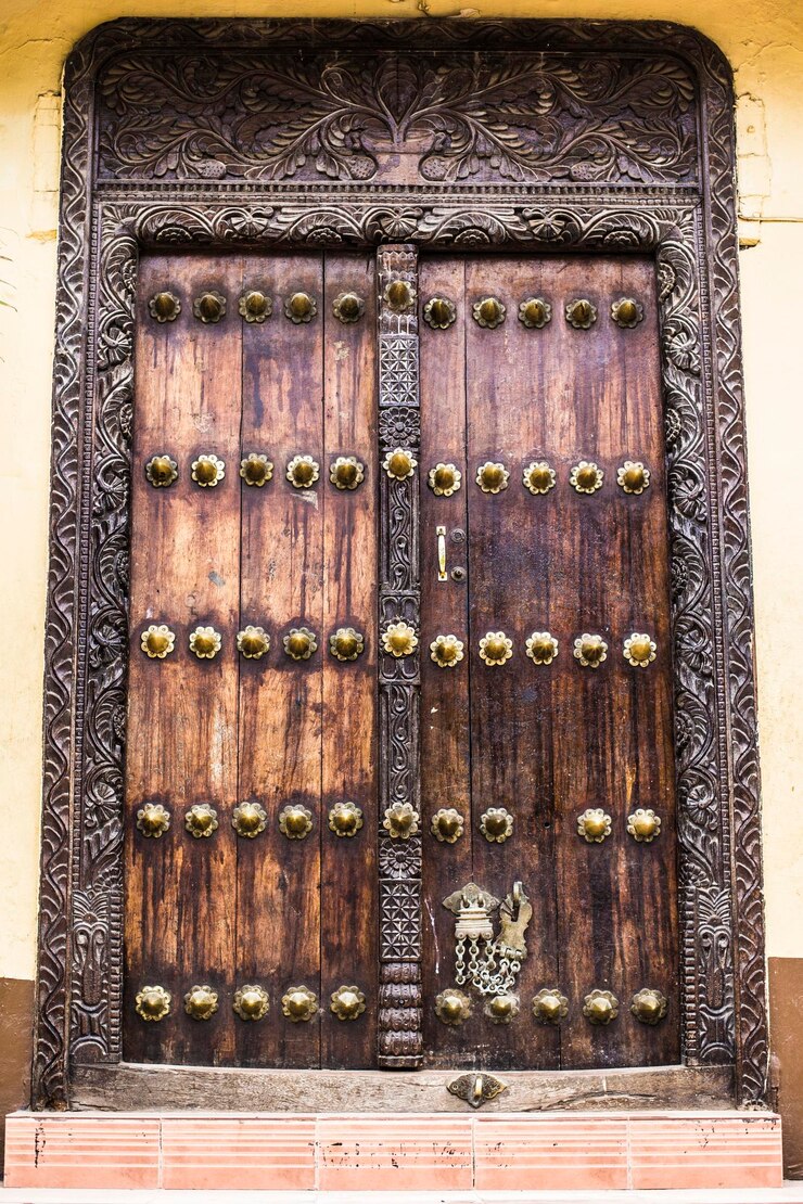 Foto fragmento de puerta de madera vieja de zanzíbar. textura ornamental de puertas de madera de zanzíbar, tanzania