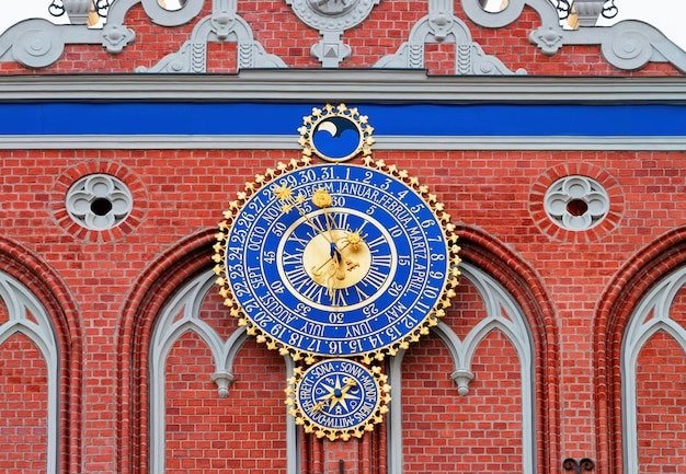 Fragmento del reloj en la Casa de las Cabezas Negras y el Árbol de Navidad en Riga, Letonia.
