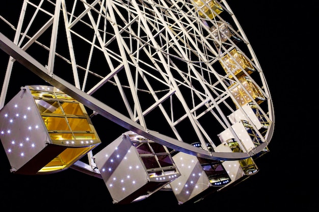 Fragmento de la rueda de la fortuna por la noche. Rueda de la fortuna eliminada en la ciudad de noche.