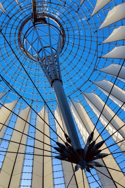 Foto fragmento del techo de cristal en la arquitectura moderna del edificio sony center en la plaza potsdamer platz en el centro de la ciudad alemana de berlín en alemania en europa. edificio