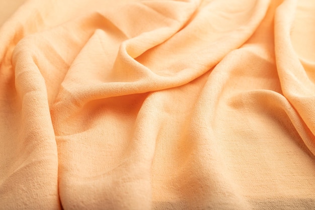 Fragmento de tejido de lino naranja Vista lateral fondo textil natural