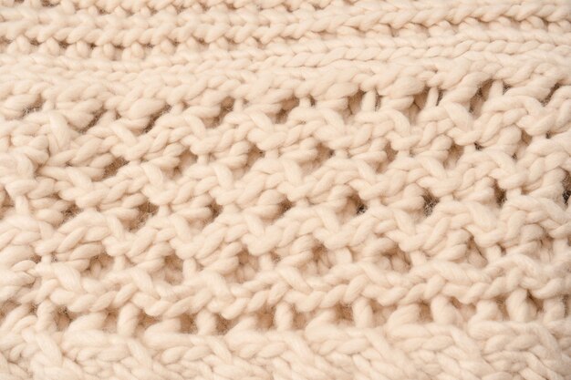 Un fragmento de tejido de punto beige tejido con lana de oveja blanca