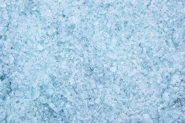 Foto fragmentos de cristal azul. fragmentos pequeños y afilados de cristales rotos. el cullet para la creación de vidrio nuevo está listo para ser fundido. muchas partículas de vidrio roto. reciclaje de basura. ecología, basura