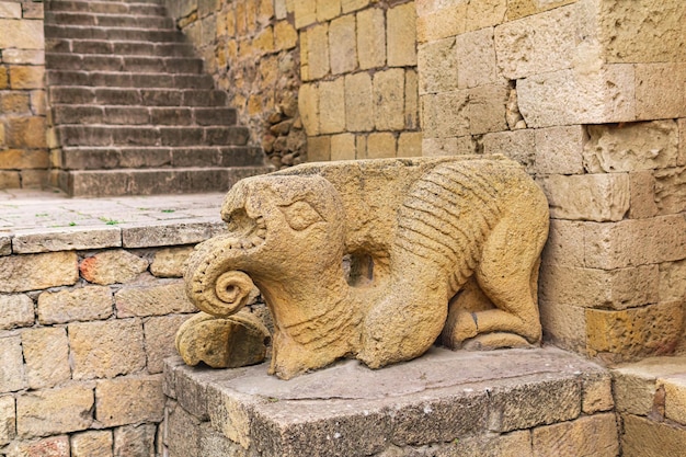 Fragmentos de la estatua de una bestia a la entrada del palacio del Sha en la ciudadela de Derbent