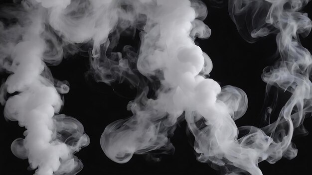 Fragmentos de humo blanco sobre un fondo negro