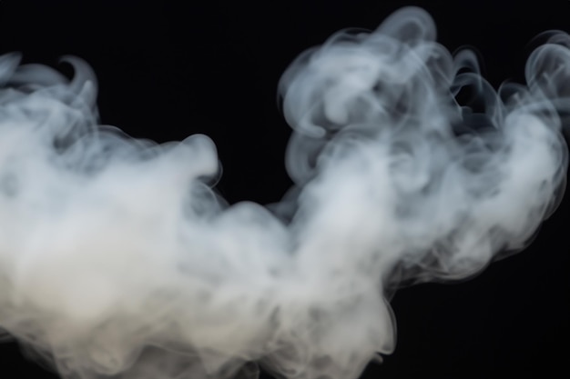 Fragmentos de humo blanco sobre un fondo negro