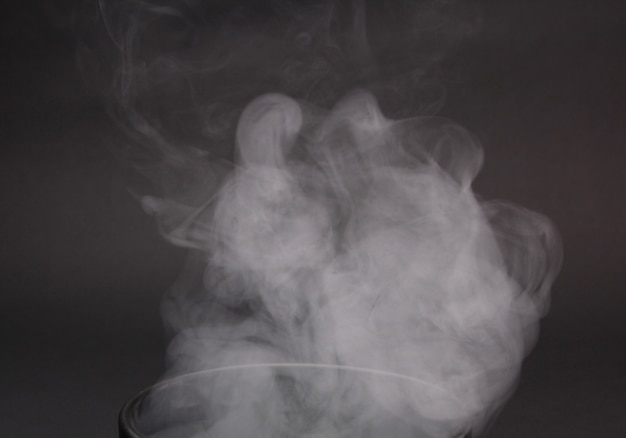 Foto fragmentos de humo sobre un negro.