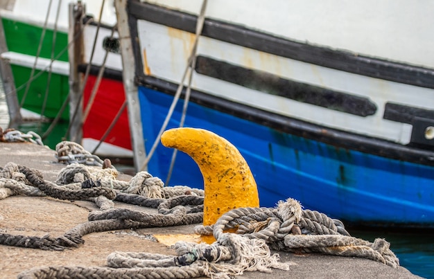 Fragmentos de la proa de los barcos de pesca atados con cuerdas al muelle.