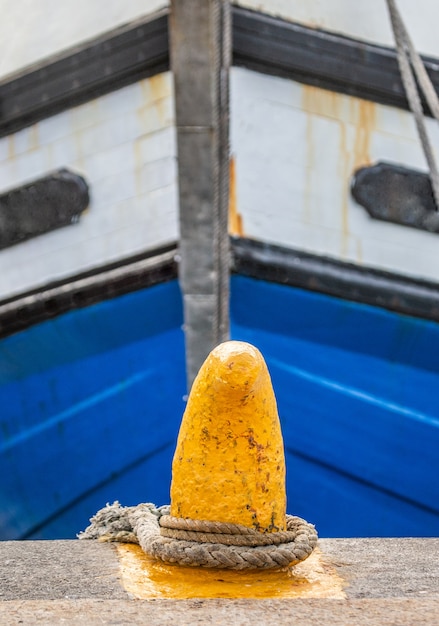 Fragmentos de la proa de los barcos de pesca atados con cuerdas al muelle.