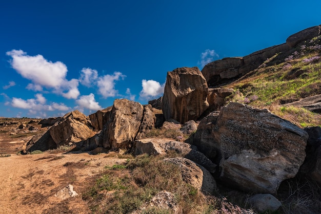 Fragmentos de roca contra el cielo azul