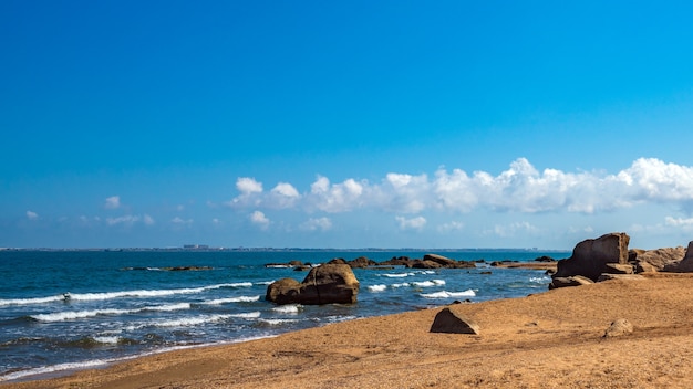 Fragmentos de roca en una playa salvaje