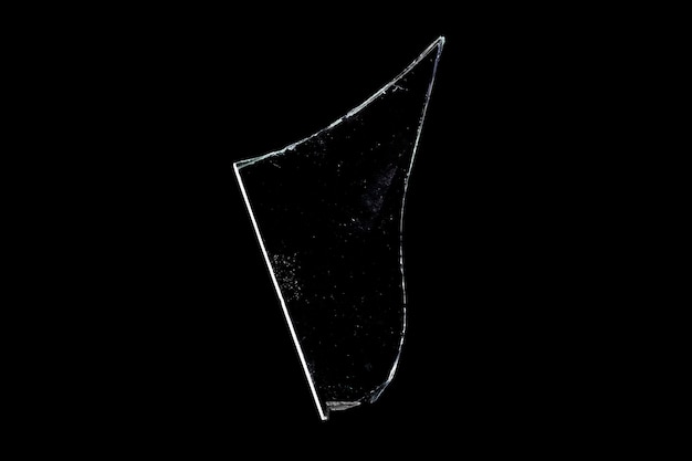 Fragmentos de vidrio aislados en negro