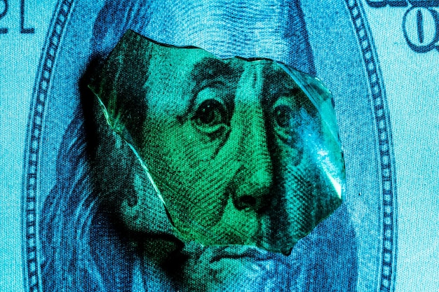 Fragmentos de vidrio en un retrato de Benjamin Franklin en un billete de un dólar