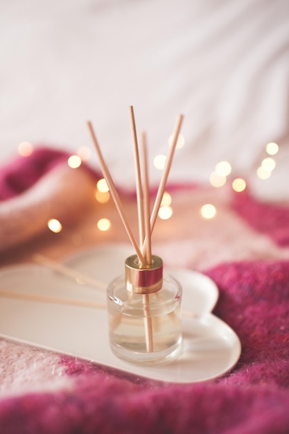 Fragrância doméstica líquida com aroma em closeup de frasco de vidro. Refresco em casa.