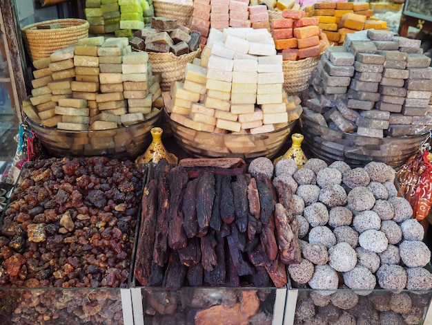 Fragrâncias sólidas e sabonetes perfumados artesanais em exposição no mercado de rua