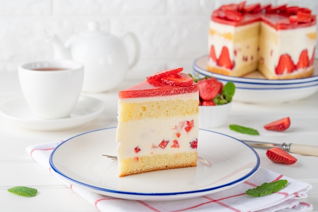 Fraisier-Mousse-Kuchen Erdbeerkuchen mit Biskuit-Mousse und Gelee Sommerdessert Selektiver Fokus