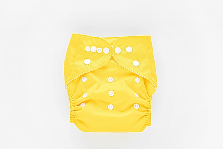 Foto fraldas de bebê de pano reutilizáveis. fraldas de pano ecológicas em um fundo branco. estilo de vida sustentável. conceito de desperdício zero.