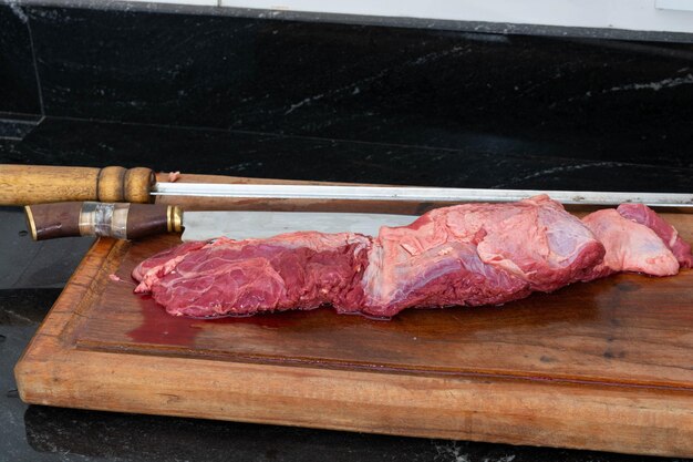 Fraldinha brasileira crua e carne vermelha em uma tábua se preparando para o churrasco