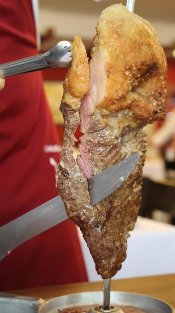 Fraldinha Carne tradicional brasileña a la parrilla en fondo rojo