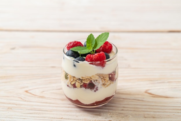 framboesa caseira e mirtilo com iogurte e granola - estilo de alimentação saudável