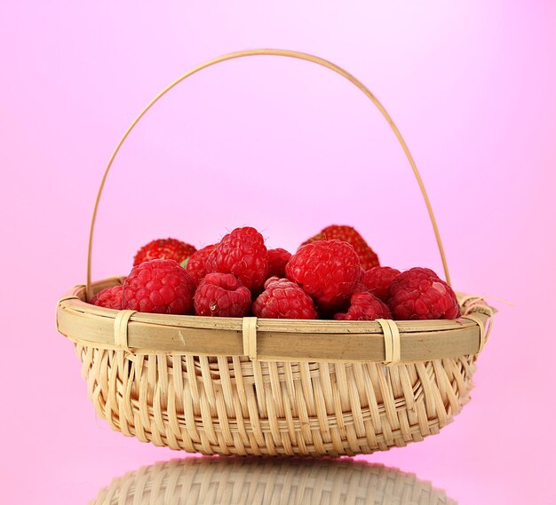 Foto framboesa em uma cesta no fundo rosa
