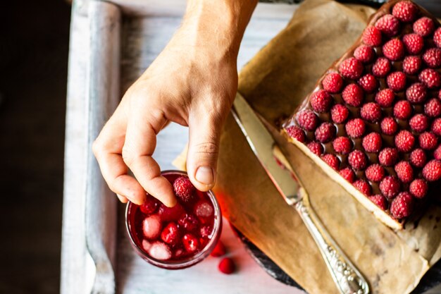 Foto framboesas em chocolate em um cheesecak comida caseira retro