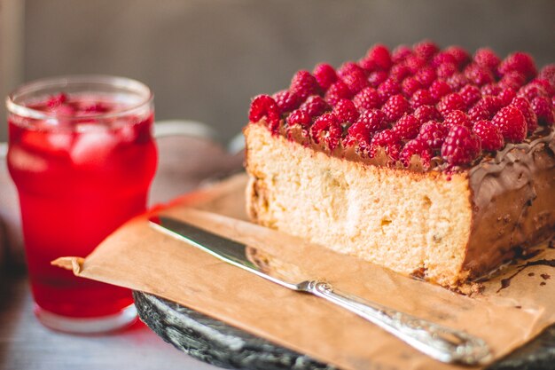 Framboesas em chocolate em um cheesecak comida caseira retro