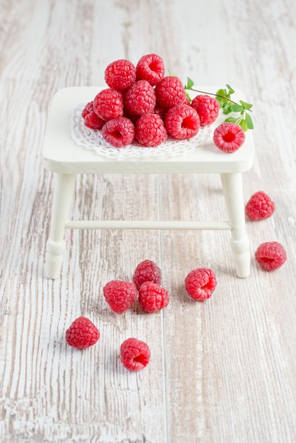 Framboesas na mesa decorativa na superfície de madeira