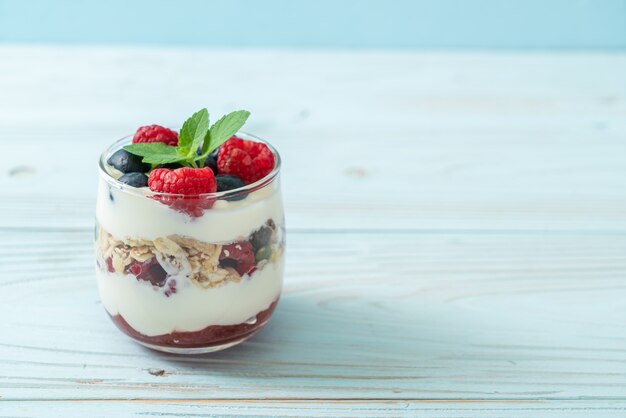 frambuesa y arándano casero con yogur y granola - estilo de comida saludable