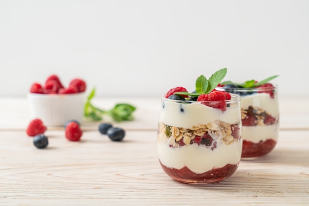 Frambuesa y arándano caseros con yogur y granola