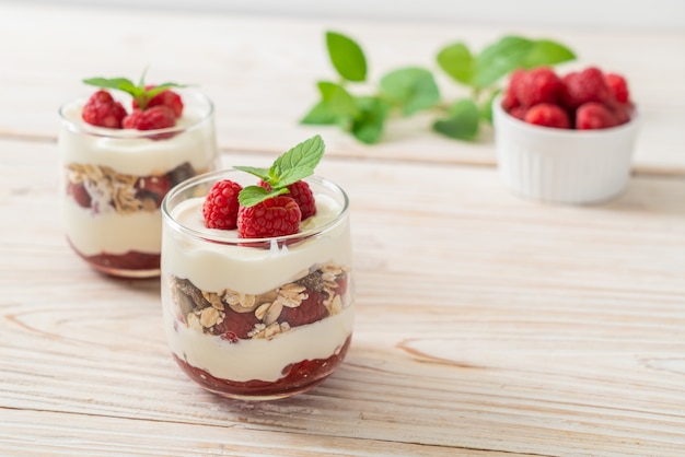 frambuesa fresca y yogur con granola - Estilo de comida saludable