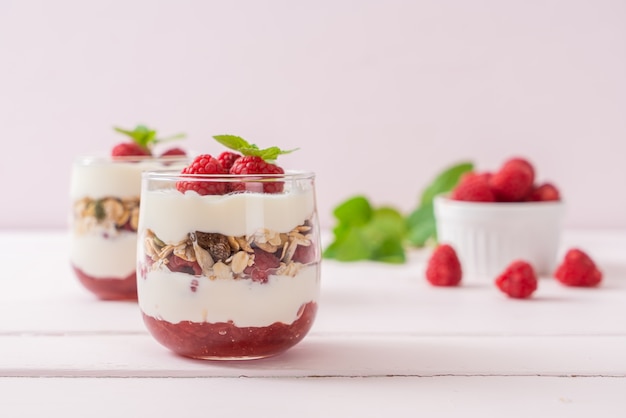 frambuesa fresca y yogur con granola - Estilo de comida saludable