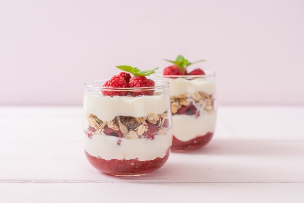 frambuesa fresca y yogur con granola - Estilo de comida saludable