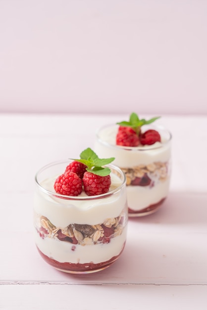 frambuesa fresca y yogur con granola - Estilo de comida saludable