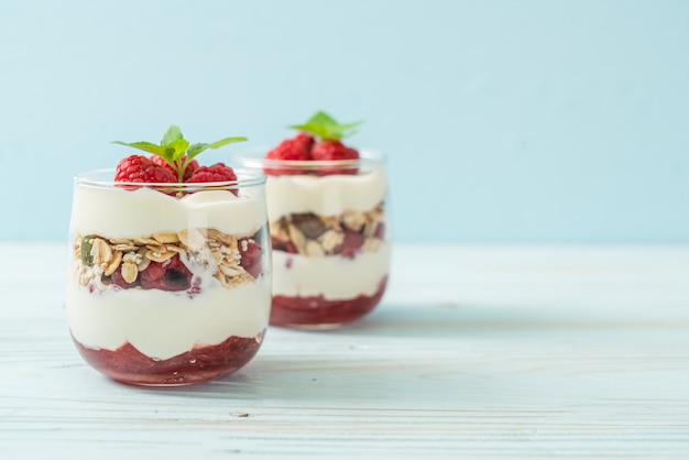 frambuesa fresca y yogur con granola - Estilo de comida saludable