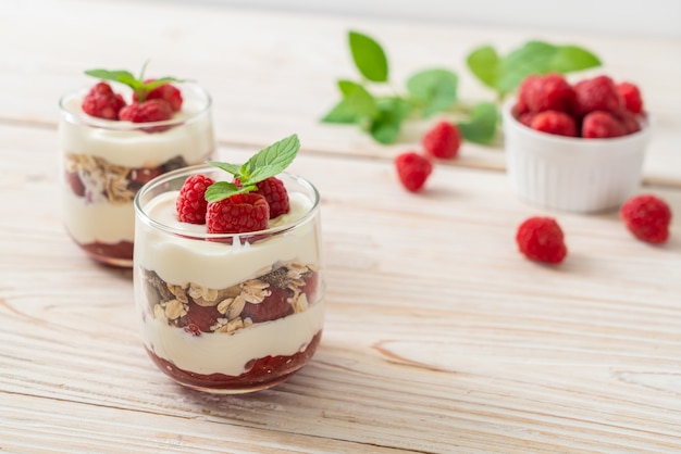 frambuesa fresca y yogur con granola - Estilo de comida saludable