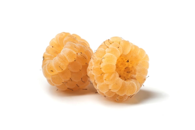 Frambuesas amarillas maduras frescas sobre un fondo blanco