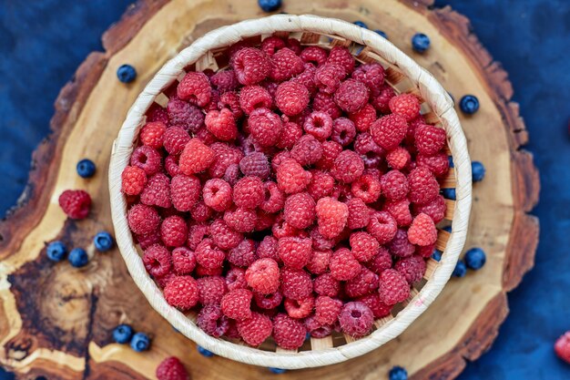 Frambuesas y arándanos en azul. Cereales.