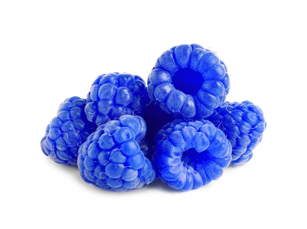 Frambuesas azules frescas y sabrosas aisladas en blanco