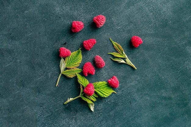 Frambuesas crudas frescas con hojas verdes