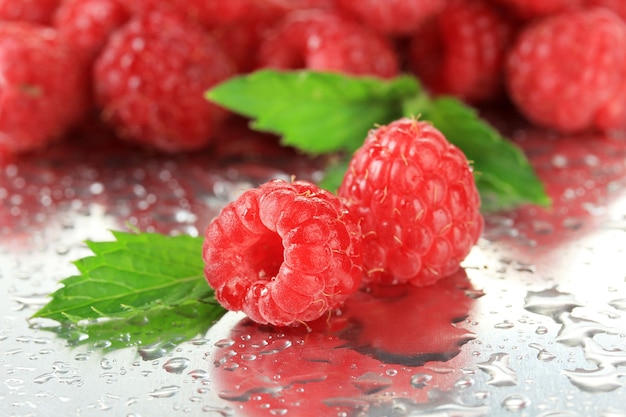 Frambuesas dulces maduras con gotas, cerrar