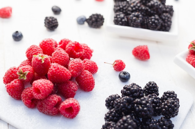 Frambuesas y moras aisladas en blanco