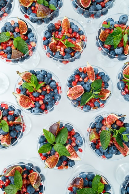 Frambuesas, moras y arándanos. Hay bayas maravillosas y deliciosas en un plato de vidrio. Comida sana y saludable.