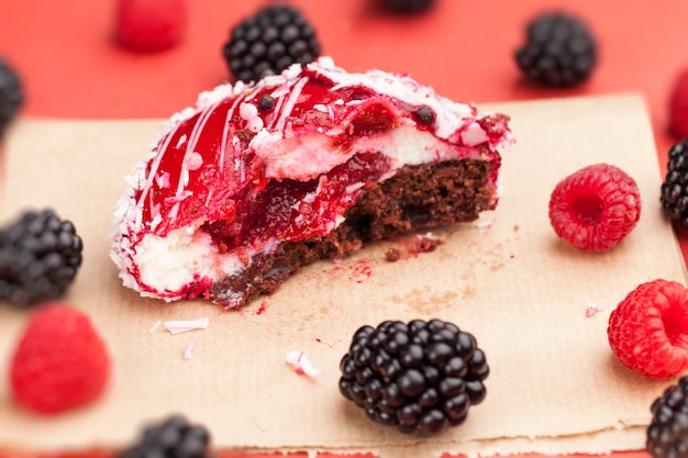 Frambuesas y moras y bizcocho rojo con un relleno blanco cremoso, mermelada roja