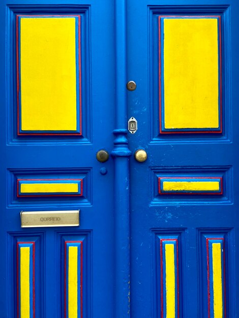 Foto frame cheio de porta azul e amarela