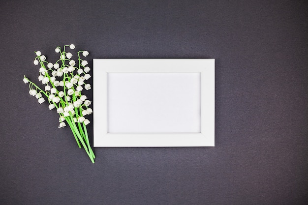 Frame mit Bouquet von Maiglöckchen verspotten