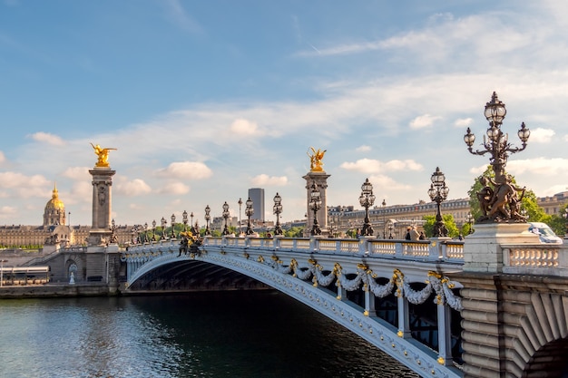 França. Dia ensolarado de verão em Paris. A ponte de Alexandre o terceiro