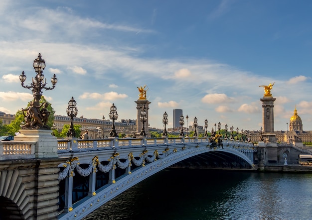 França. Paris. A ponte de Alexandre o terceiro. Dia ensolarado de verão